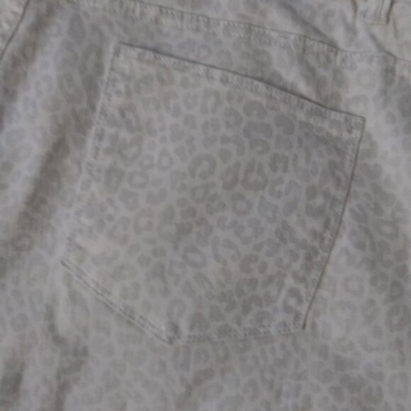 Soft surroundings white with silver gray animal print pull on pants  size 2X - Picture 3 of 16